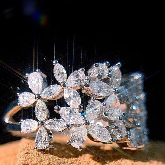 Diamond Flower Ring Stunning Simulated Stones Suze 8 - Picture 4 of 13